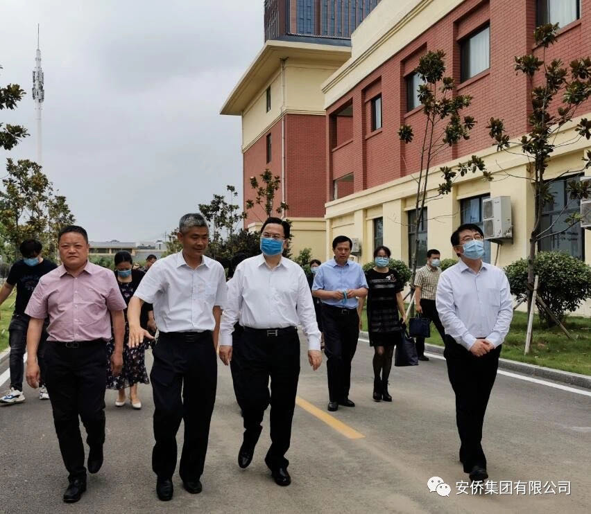 中國僑聯(lián)副主席程學(xué)源一行蒞臨安僑集團(tuán)并出席棗莊市立新小學(xué)西校捐贈(zèng)移交儀式